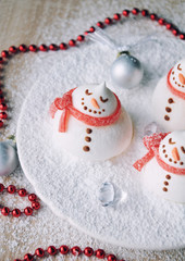 Christmas fun dessert idea for kids - cute meringue snowman