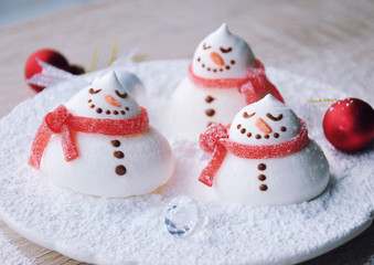 Christmas fun dessert idea for kids - cute meringue snowmen