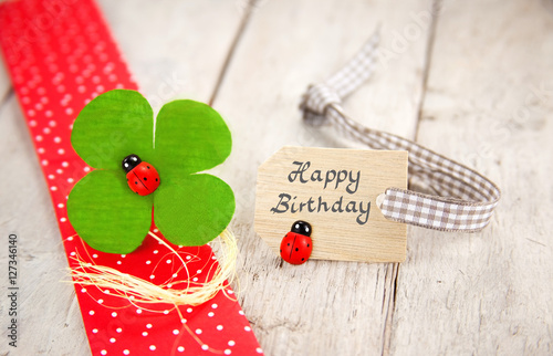 "Grußkarte mit happy birthday und Kleeblatt" Stockfotos und lizenzfreie