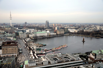 Hamburg zur Weihnachtszeit - mit dem Weihnachtsmarkt vor dem Rathaus