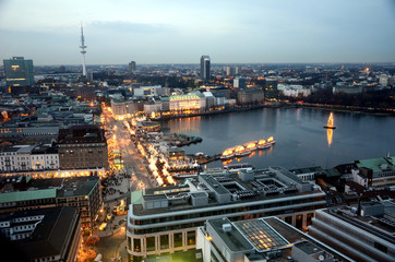 Hamburg zur Weihnachtszeit - mit dem Weihnachtsmarkt vor dem Rathaus