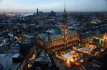 Fototapeta premium Hamburg zur Weihnachtszeit - mit dem Weihnachtsmarkt vor dem Rathaus