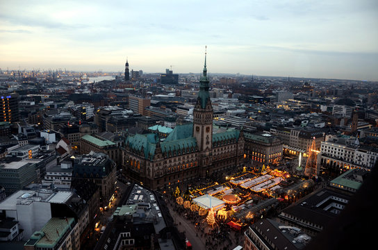Hamburg zur Weihnachtszeit - mit dem Weihnachtsmarkt vor dem Rathaus