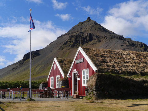 H&auml;user in Arnarstapi vor dem Berg Stapafell in Island