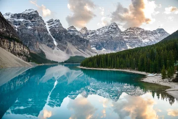 Tuinposter Moraine Lake in Nationaal Park Banff © electrochris