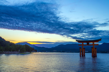 夕暮れの大鳥居