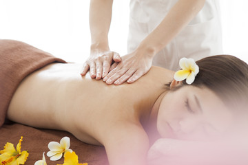 Obraz na płótnie Canvas The woman is undergoing a back massage
