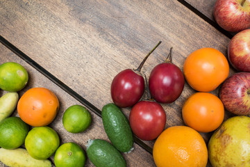 Variedad de Frutas exóticas del trópico sobre fondo de madera natural - toma de estudio desde arriba - luz natural