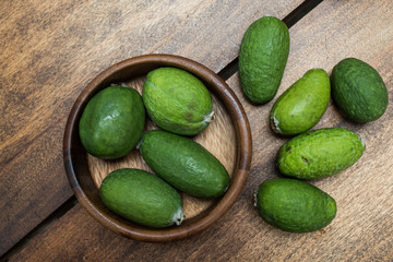 Freijoa - Frutas exóticas del trópico sobre fondo de madera natural - toma de estudio desde arriba - luz natural