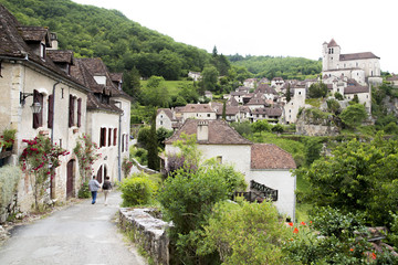Fototapeta na wymiar フランスの美しい村、サン・シルラ・ポピー