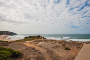 Fototapeta na wymiar Portugalの大西洋に面した海岸/ Portugal の大西洋に面した断崖に囲まれ視界の良いビーチです。