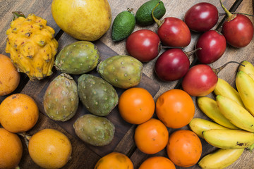 Variedad de Frutas exóticas del trópico sobre fondo de madera natural - toma de estudio desde arriba - luz natural