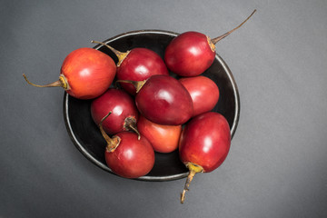 Tomate de árbol - Frutas exóticas tropicales sobre fondo negro - fotografía de estudio