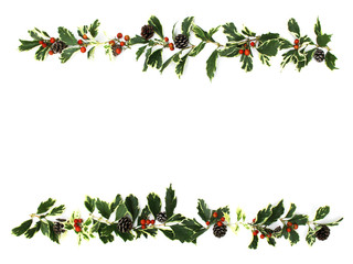 ヒイラギの葉とナンテンの実と松ぼっくりのクリスマスの飾り