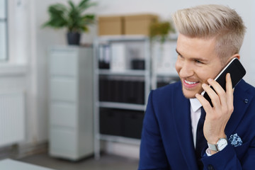 mann im büro telefoniert mit seinem smartphone