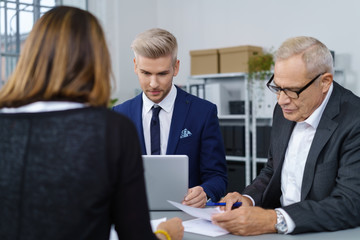 team arbeitet konzentriert zusammen im büro