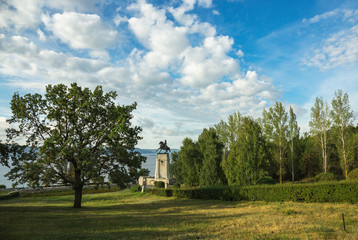 Fototapeta premium Monument of Tatishchev on the banks of the Volga river at Toglia
