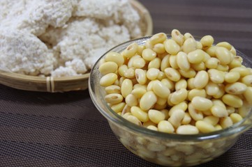 茹でた大豆と米麹