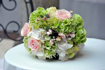 Centrotavola - bouquet fiori - presentazione - rose, ortensie - verde