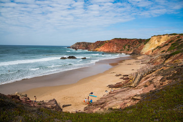 絶景、Portugal のビーチ / Portugal の大西洋に面した断崖に囲まれたビーチ、