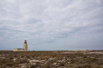 Fototapeta na wymiar Portugal Sagres の岬に立つ灯台 / Portugal の最南端の岬Sagres にたつ小さな灯台と要塞跡