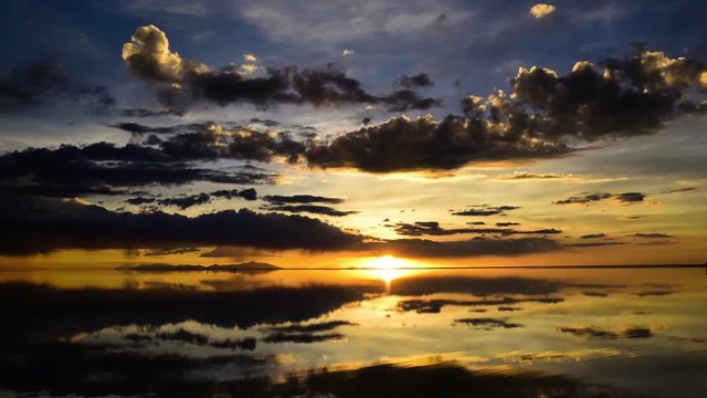 ウユニ塩湖に沈む夕日