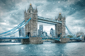 Tower Bridge in London bei Schnee und Sturm