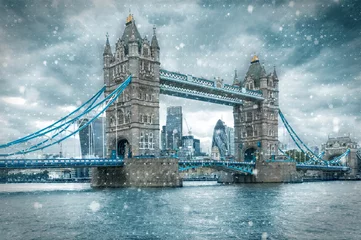 Gordijnen Tower Bridge in London bei Schnee und Sturm © moofushi