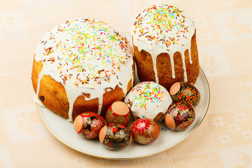 Plate with an easter pie and eggs
