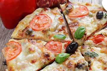 pizza a spicchi - pomodoro e olive nere