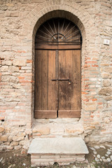 Fototapeta na wymiar portoncino d'ingresso in una casa di un borgo medievale