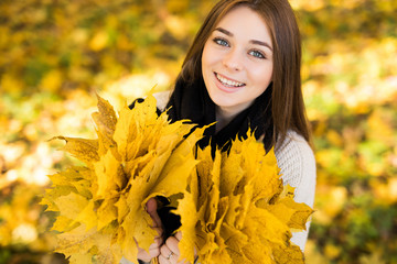 woman portret in autumn forest