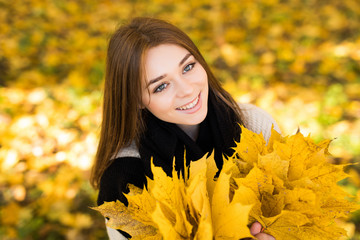 woman portret in autumn forest