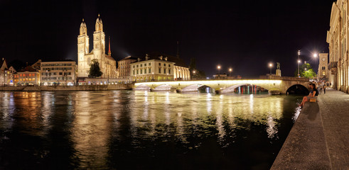 Obraz premium Panorama Zürich Altstadt bei Nacht, Fluss Limmat, Wasserspiegelungen, Limmatquai, Grossmünster, Münsterbrücke, Uferweg Wühre