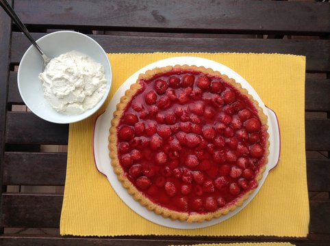 Himbeertorte mit Sahne