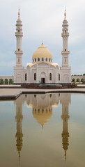 Fototapeta na wymiar White Mosque and its reflection in a pond in Tatarstan