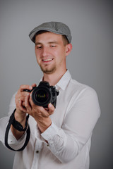 Obraz premium Young man using a professional camera