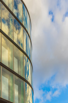 Glasfassade modernes Gebäude Spiegelung
