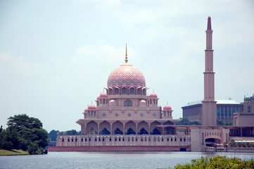 Fototapeta na wymiar Putra Mosque (Masjid Putra ) in Putrajaya, Malaysia