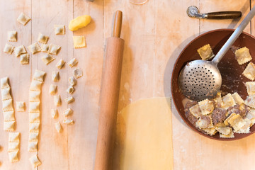 Tagliere con agnolotti piemontesi crudi e cotti
