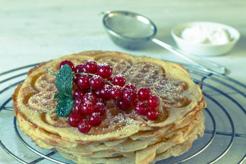 gestapelte selbstgemachte Waffeln zum auskühlen abgelegt