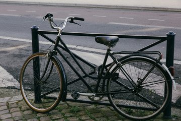 Fototapeta na wymiar Old bicycle on a street of Bordeaux