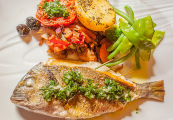 dorade grillée au four accompagnée de légumes 