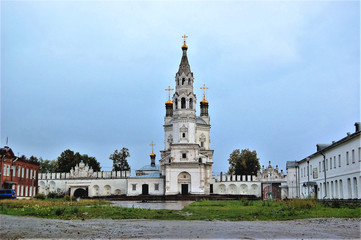 Fototapeta na wymiar The white-stone Kremlin of Verkhoturie. View from the courtyard
