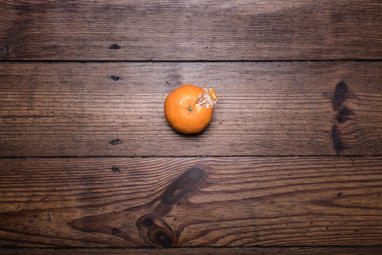 Mandarine von oben auf Holz