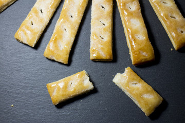 Biscotti millefoglie su ardesia