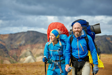 Obraz na płótnie Canvas hikers on the trail in the Islandic mountains. Trek in National Park Landmannalaugar, Iceland