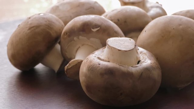 Raw mushrooms / Champignons on rotating plate
