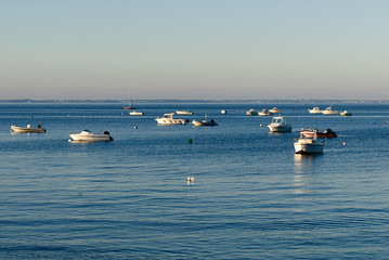 Obraz premium boats parked on water in the morning waiting for their owner to part with them on the seq