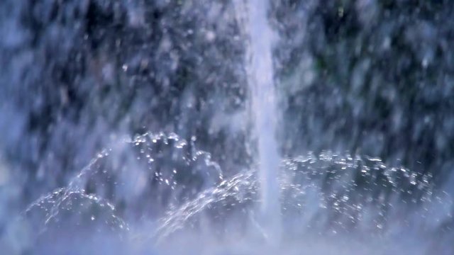 Wasser brunnen Spiel im blauen Licht